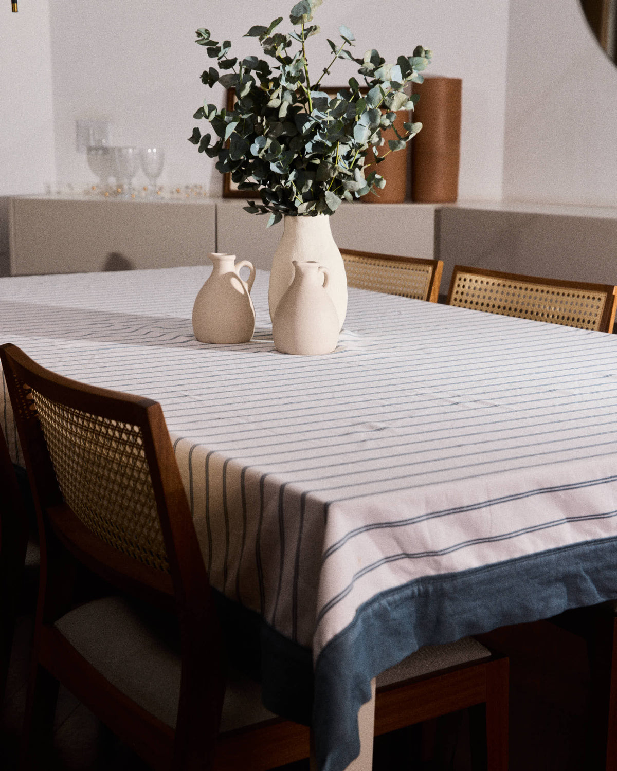 Toalha de mesa Enseada em algodão azul, 150 × 250 cm (vista 2) — Galleria Thereza