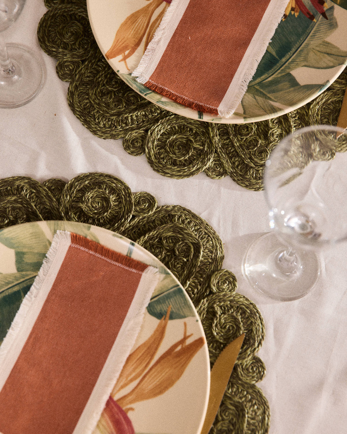 Set com 2 jogos americanos Capim-Santo, redondos Ø 38 cm, aspecto de fibra natural oliva (vista 3) — Galleria Thereza